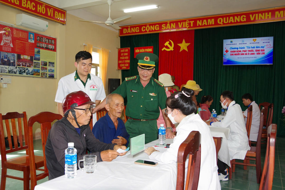 Đội ngũ y, bác sĩ đã trực tiếp thăm khám, tư vấn sức khỏe và cấp thuốc cho bà con. Ảnh: Ngọc Lân.