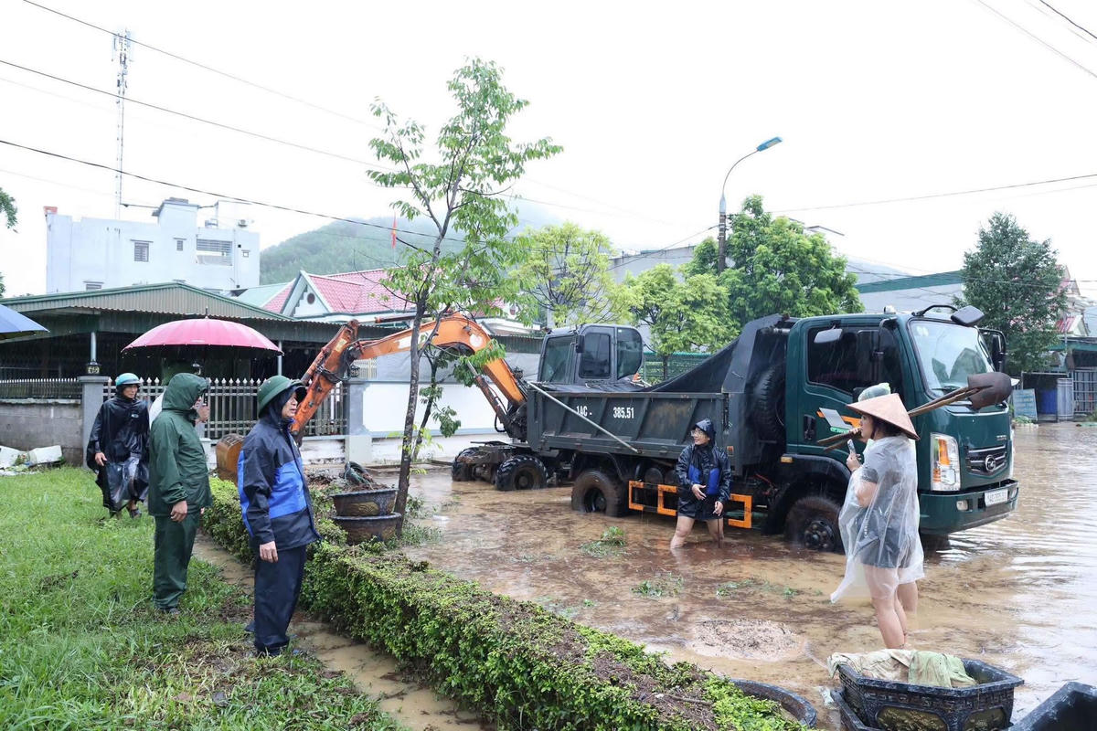Ông Phạm Xuân Đài - Phó Bí thư Đảng ủy, Chủ tịch UBND đặc khu Vân Đồn chỉ đạo. Khắc phục ngập úng cục bộ tại nút giao thông Khe Ngái. Ảnh: Đặc khu Vân Đồn.