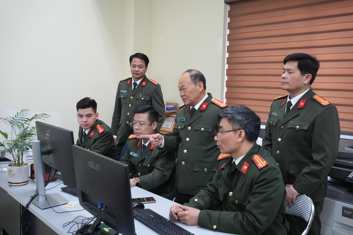 Đại tá Vì Quyền Chứ, Phó Giám đốc, Thủ trưởng Cơ quan ANĐT Công an tỉnh Sơn La (ở giữa) chỉ đạo việc rà soát, nắm bắt thông tin trên không gian mạng.