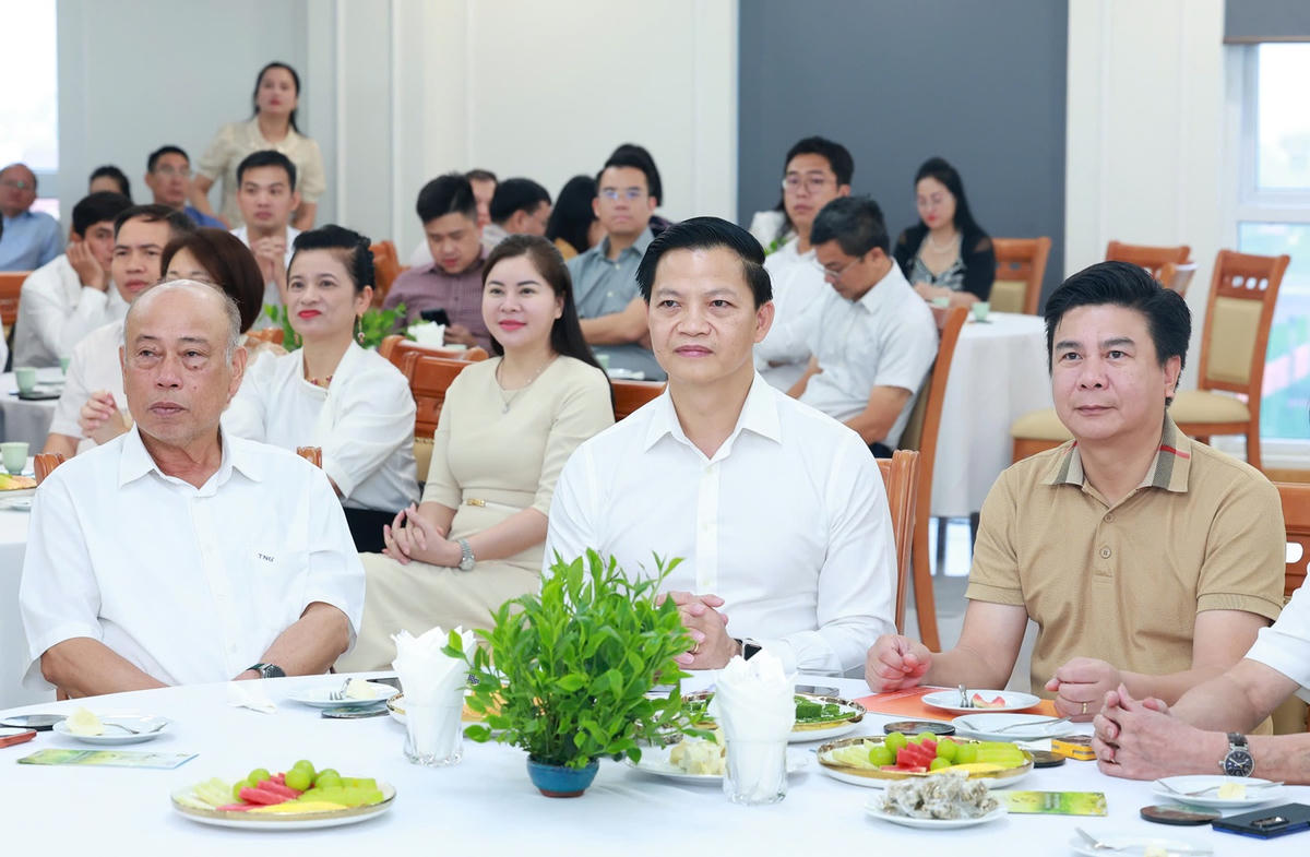 Chủ tịch UBND tỉnh Thái Nguyên Vương Quốc Tuấn (ngồi giữa) cùng lãnh đạo Hiệp hội Doanh nghiệp tỉnh Thái Nguyên và Câu lạc bộ bóng đá Thái Nguyên. Ảnh: TNGOP.