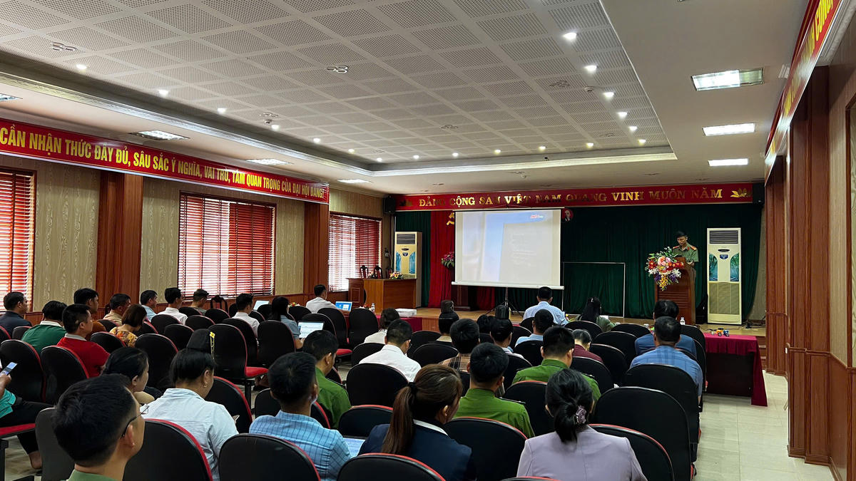 Phòng An ninh mạng và Phòng, chống tội phạm sử dụng công nghệ cao Công an tỉnh Sơn La tuyên truyền tại các đơn vị trên địa bàn.