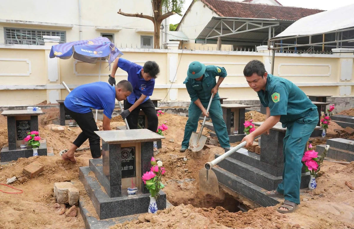 Lực lượng dân quân, thanh niên trên địa bàn tỉnh Gia Lai tham gia khai quật hài cốt liệt sĩ. Ảnh: MT.