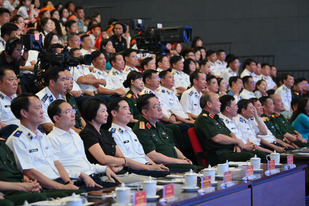 Đại tướng Nguyễn Trọng Nghĩa động viên thí sinh dự thi  'Em yêu biển, đảo quê hương'
