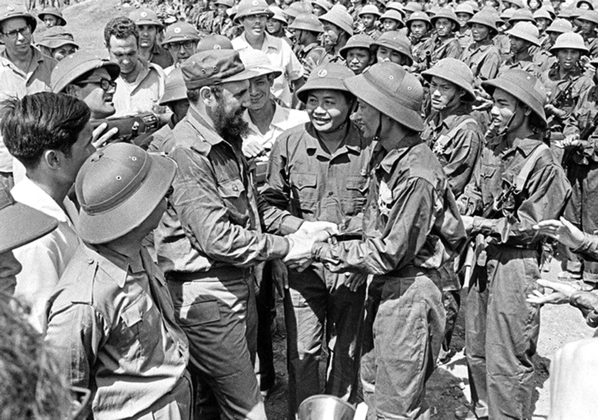 Lãnh tụ Cuba Fidel Castro với các chiến sĩ đoàn Khe Sanh, quân giải phóng Trị Thiên Huế trong chuyến thăm vùng giải phóng Quảng Trị. Ảnh: TTXVN.