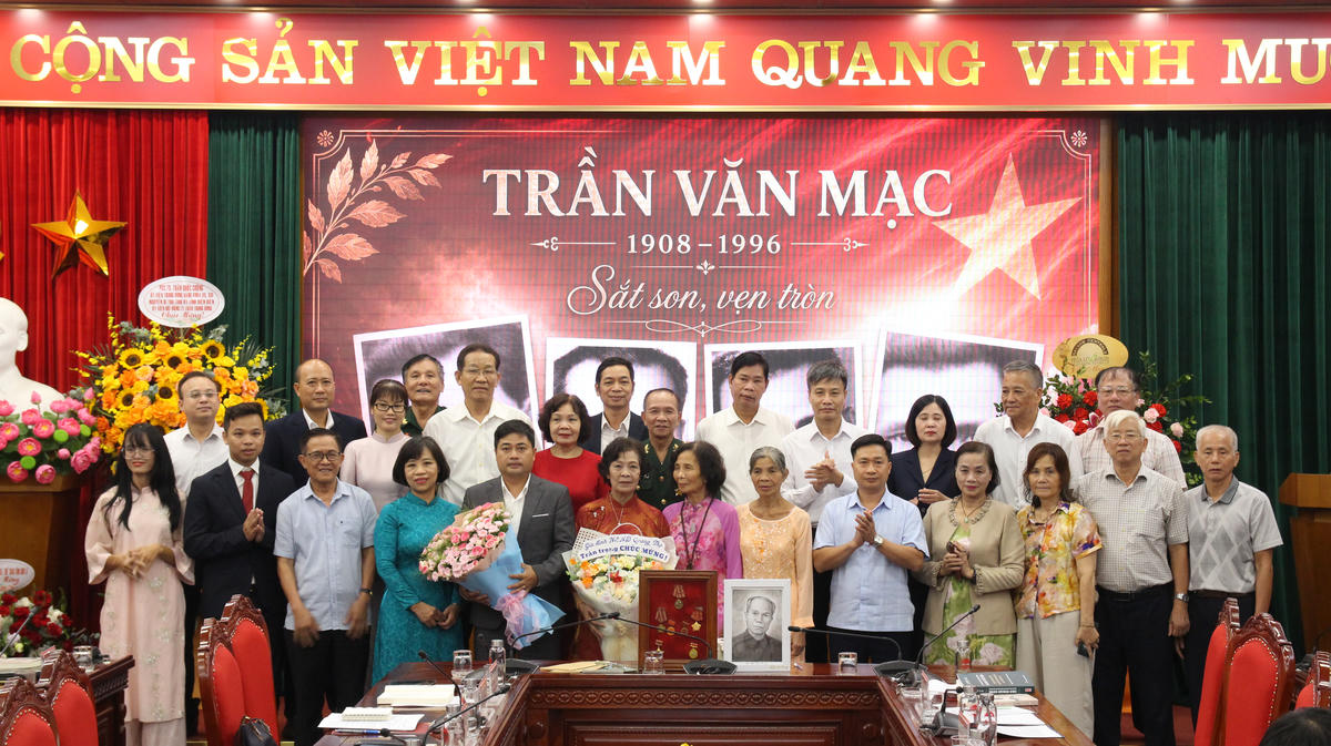 Các đại biểu chụp ảnh lưu niệm tại sự kiện.