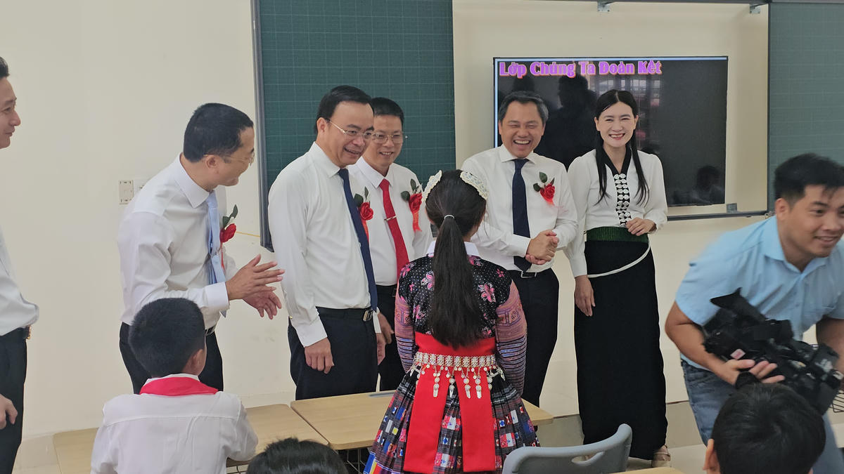 Lãnh đạo tỉnh Sơn La trò chuyện và động viên các em học sinh cố gắng phấn đấu trong một môi trường học tập đã được trang bị khang trang, đầy đủ cơ sở vật chất. Ảnh: T.H.