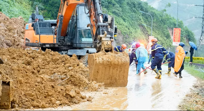 Đặc khu Vân Đồn huy động nhân lực, phương tiện nhanh chóng khắc phục khu vực sạt lở tại khu vực cầu Vân Đồn 2. Ảnh: Đặc khu Vân Đồn. 
