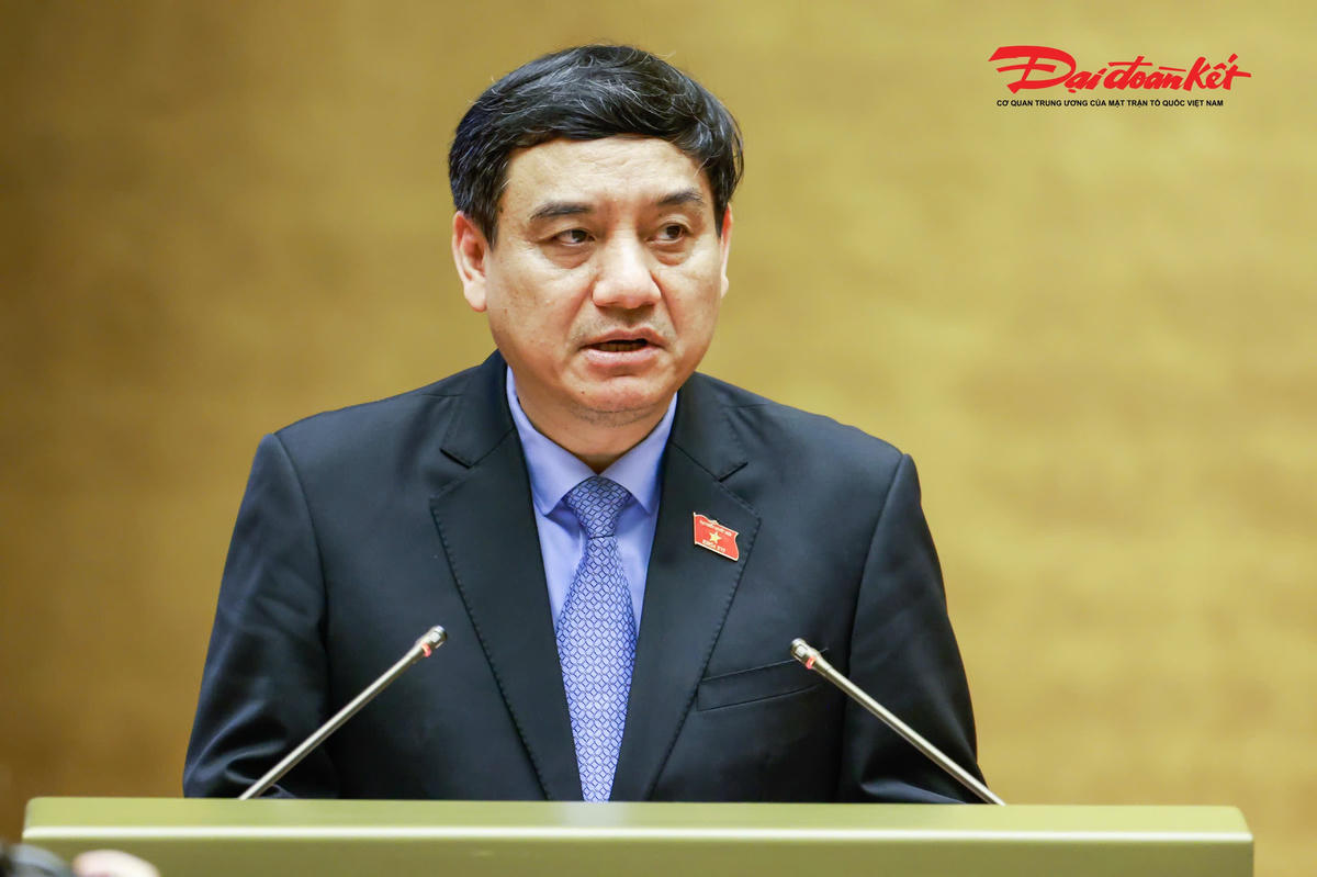Chủ nhiệm Ủy ban Văn hóa và Xã hội Nguyễn Đắc Vinh trình bày báo cáo thẩm tra. Ảnh: Quang Vinh