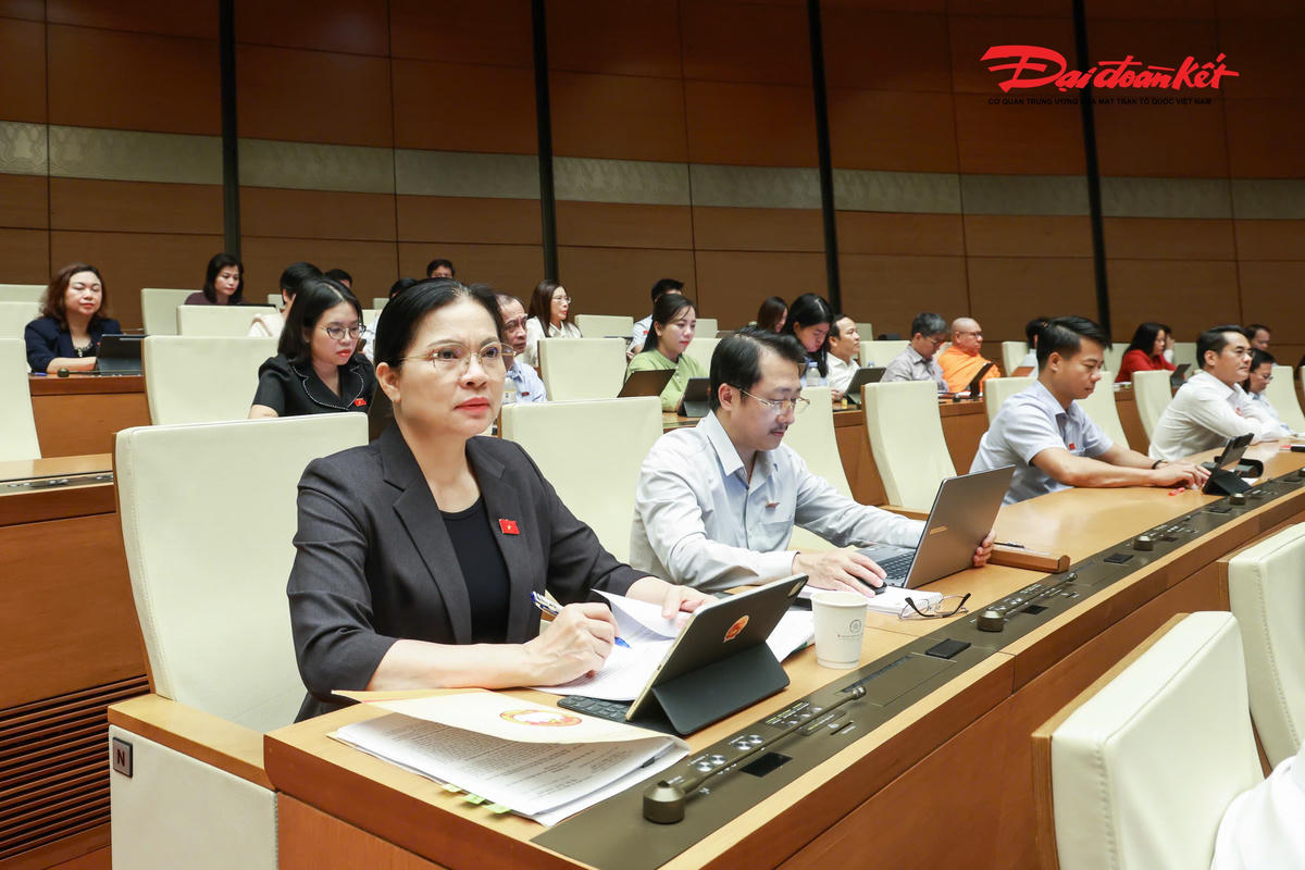 Phó Chủ tịch - Tổng Thư ký UBTƯ MTTQ Việt Nam Hà Thị Nga tham dự phiên thảo luận (Ảnh: Quang Vinh)