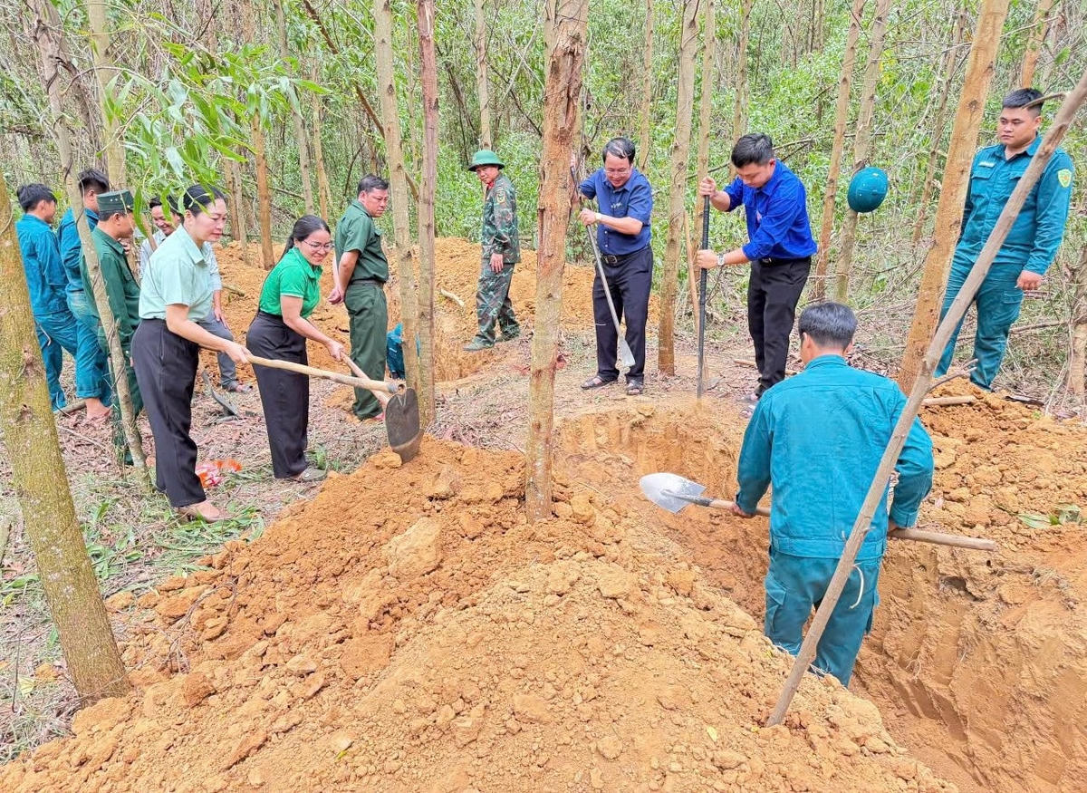 Lực lượng chức năng tỉnh Gia Lia đang tìm kiếm hài cốt liệt sĩ. Ảnh: MT.