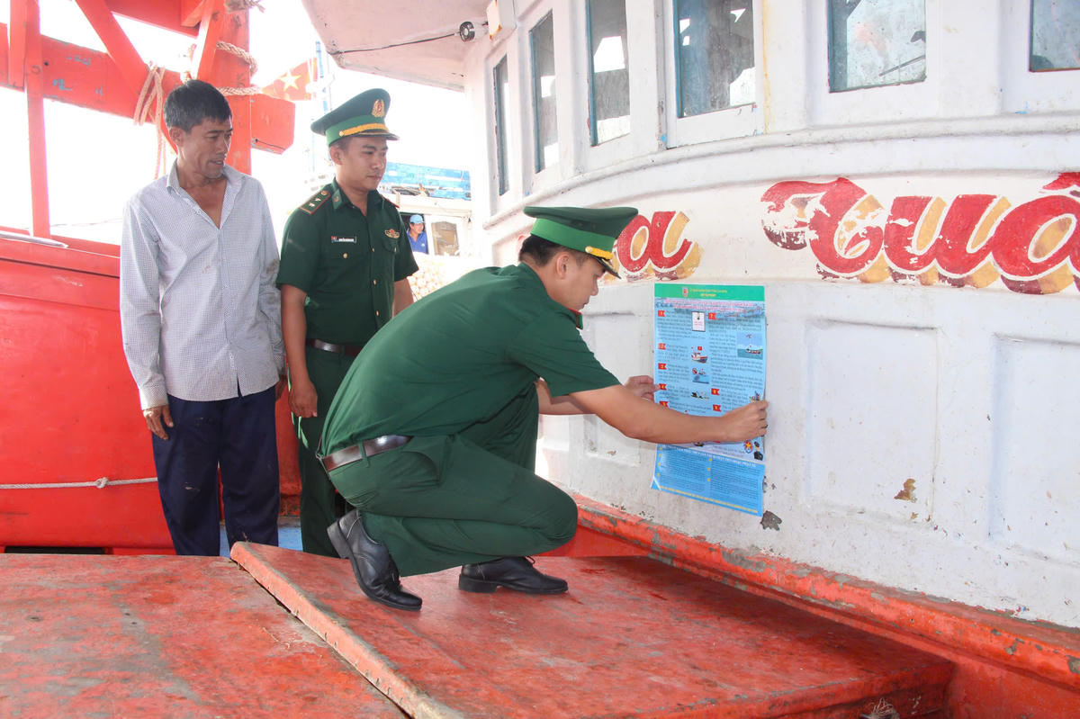 Công tác tuyên truyền về IUU được lực lượng Biên phòng tỉnh Cà Mau tăng cường, góp phần nâng cao trách nhiệm của ngư dân trong hoạt động khai thác thủy sản. Ảnh: Nguyên Du