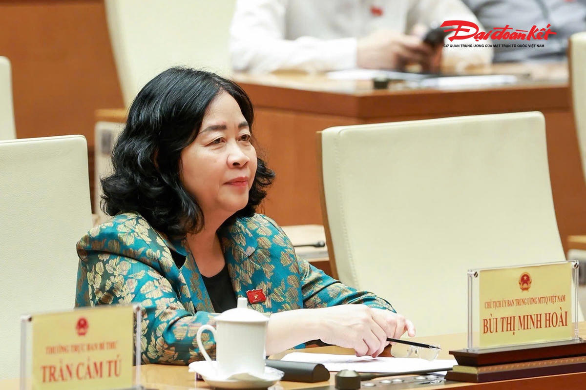 Chủ tịch UBTƯ MTTQ Việt Nam Bùi Thị Minh Hoài dự phiên thảo luận. Ảnh: Quang Vinh.