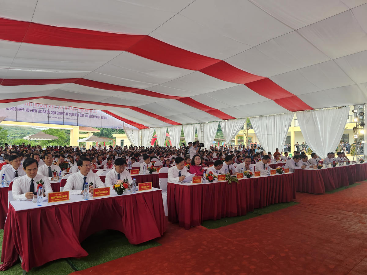 Các đại biểu cùng các thầy cô giáo và đông đảo các em học sinh hân hoan trong ngày khánh thành ngôi trường mới. Ảnh: T.H.