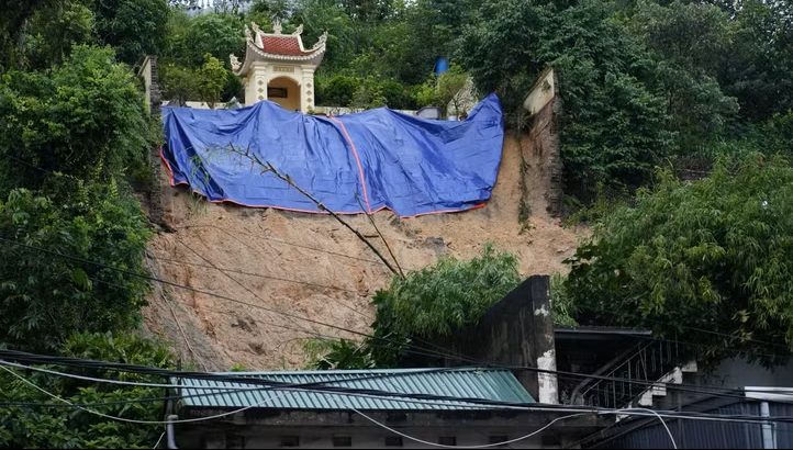 Mưa lớn liên tục khiến khu vực đồi tại tổ 3, khu phố Cửa Ông 4 bị sạt lở. Ảnh: QMG. 