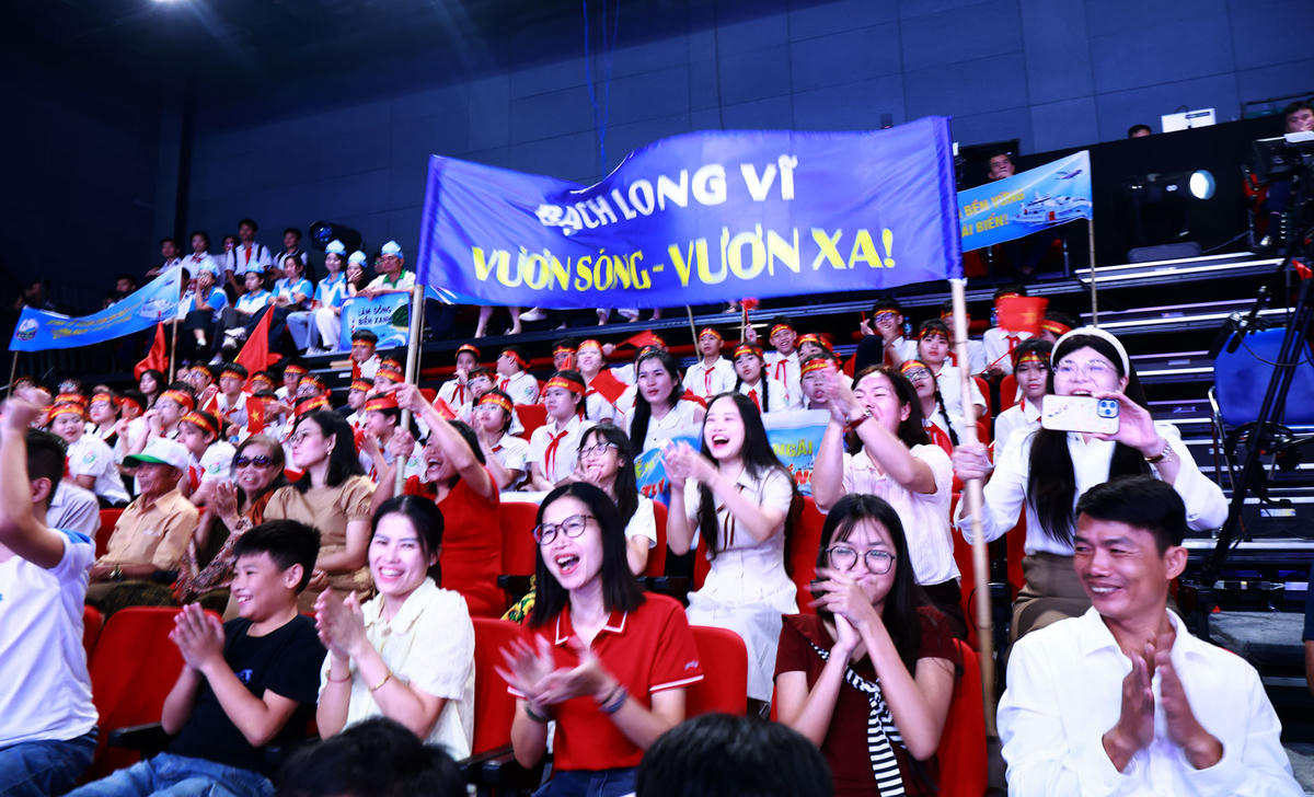 Đại tướng Nguyễn Trọng Nghĩa động viên thí sinh dự thi  'Em yêu biển, đảo quê hương'