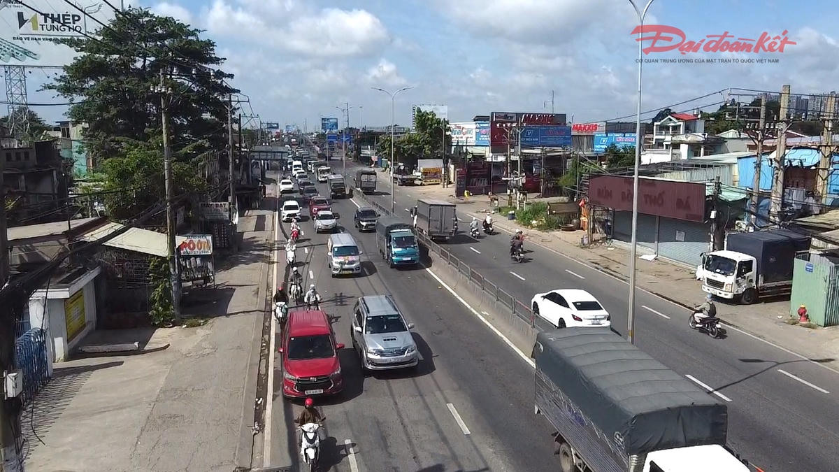 Khi hoàn thành mở rộng, quốc lộ 1A dự kiến sẽ thực hiện mô hình lần đầu "vừa thu phí, vừa miễn phí" ở các làn cạnh nhau nhằm hài hoà lợi ích người dân, Nhà nước, doanh nghiệp. Ảnh: Đ.Xá.