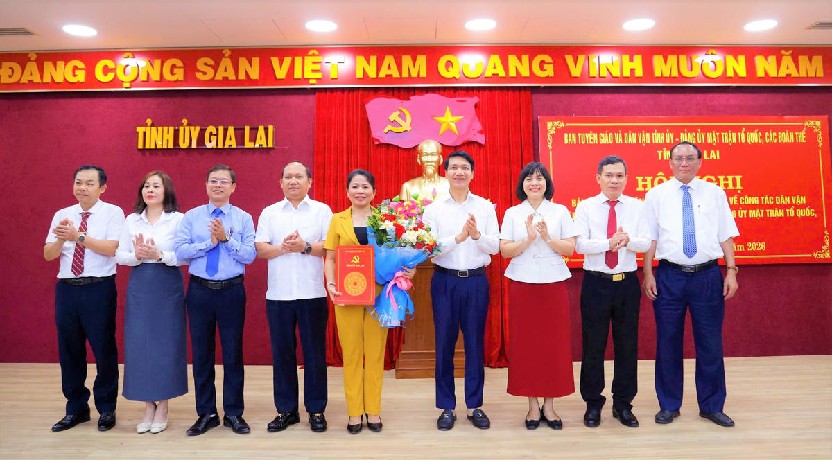 Thường trực Tỉnh ủy Gia Lai trao quyết định của Tỉnh ủy về việc đổi tên Ban Tuyên giáo và Dân vận Tỉnh ủy thành Ban Tuyên giáo Tỉnh ủy. Ảnh: ĐS.
