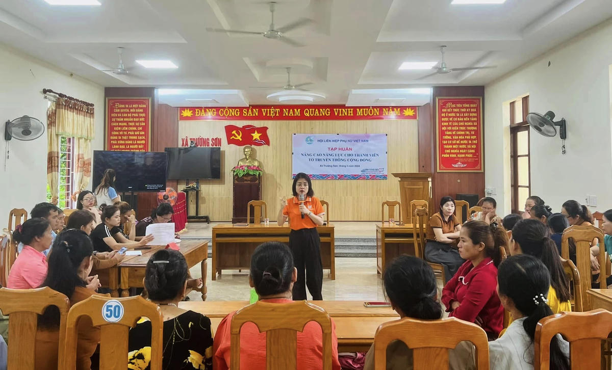 Hội LHPN tỉnh Quảng Trị phối hợp tổ chức tập huấn nâng cao năng lực cho thành viên tổ truyền thông cộng đồng ở xã Trường Sơn.