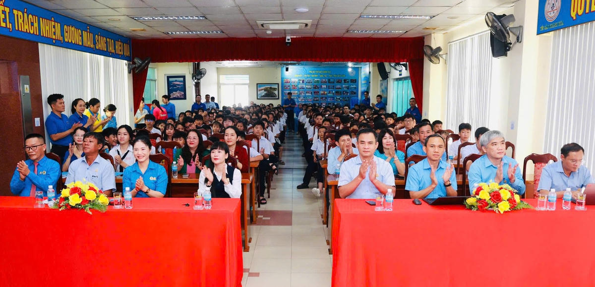 Quang cảnh lễ khen thưởng.