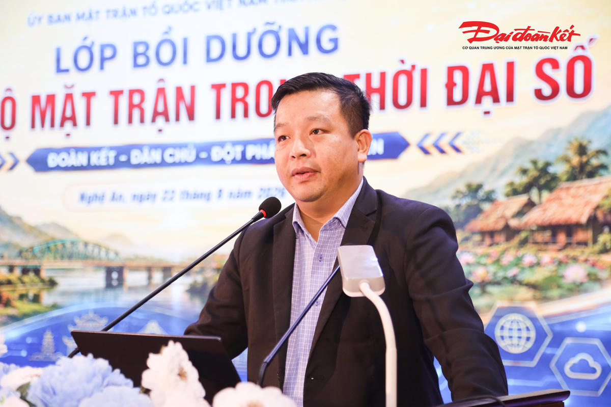 Ông Dương Trọng Phúc, Phó Hiệu trưởng Trường Đoàn Lý Tự Trọng (TP Hồ Chí Minh), chuyên gia Microsoft thế giới, trao đổi chuyên đề “Chuyển đổi số trong công tác Mặt trận Tổ quốc các cấp”. Ảnh: ĐB