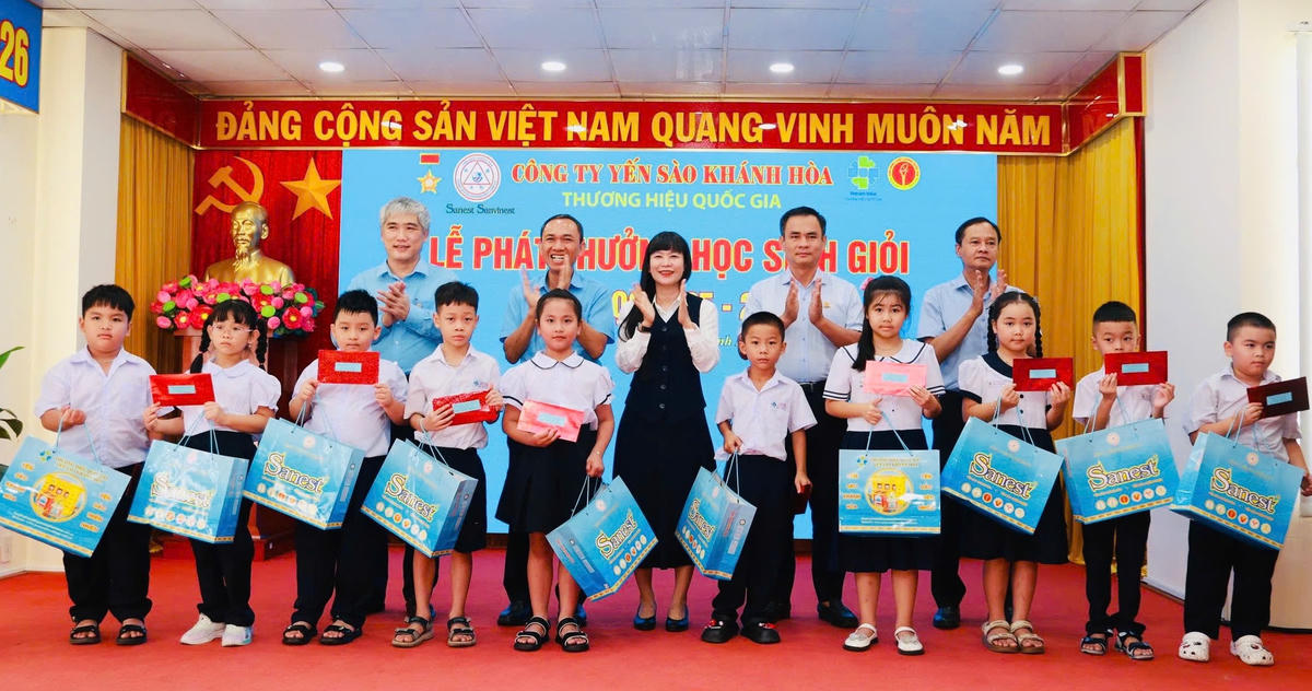 Lãnh đạo công ty Yến sào, trao thưởng cho học sinh giỏi cấp THPT. 