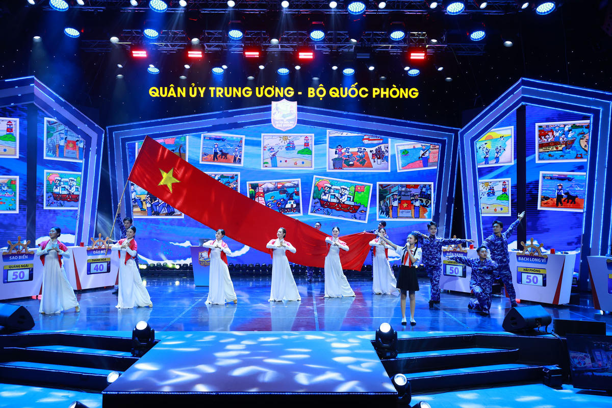 Đại tướng Nguyễn Trọng Nghĩa động viên thí sinh dự thi  'Em yêu biển, đảo quê hương'