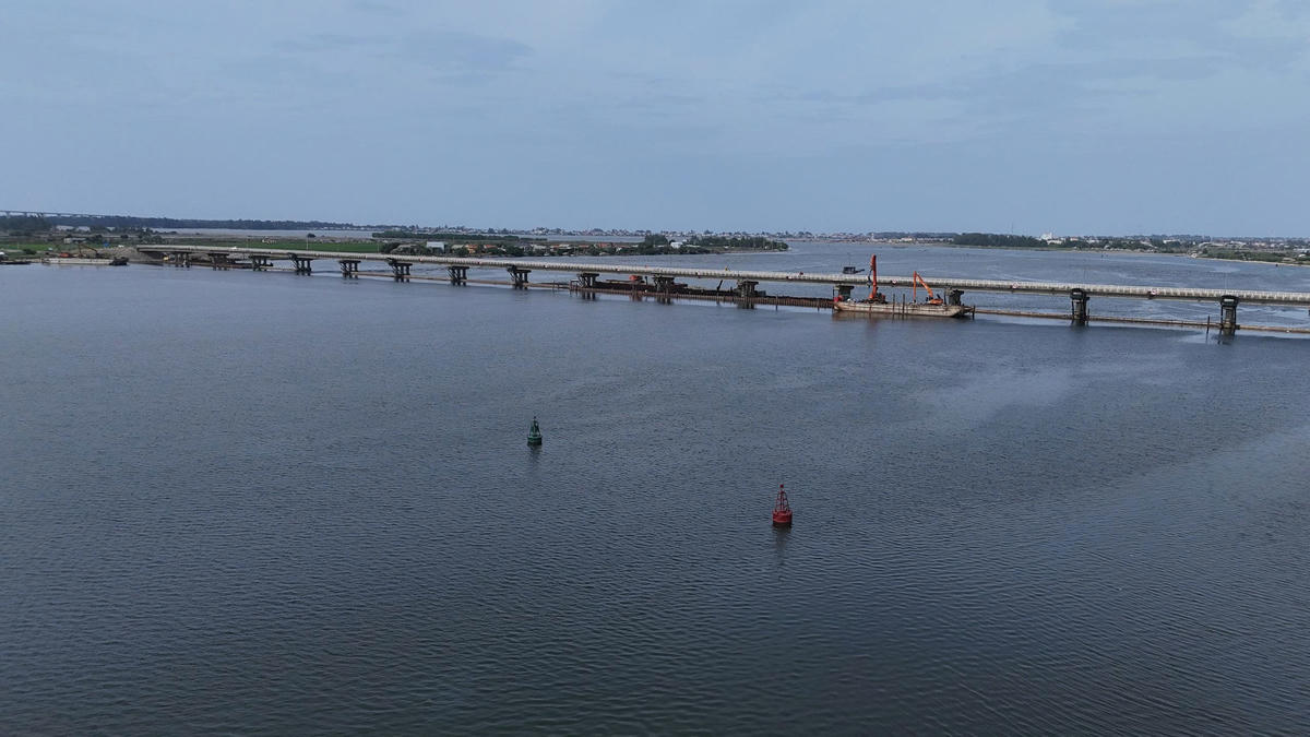 Đập Thảo Long được xây dựng ở hạ lưu sông Hương (TP Huế). Công trình được khởi công vào năm 2001 với tổng mức đầu tư hơn 150 tỷ đồng, gồm 15 khoang cống ngăn mặn và 1 khoang âu thuyền; hoàn thành cuối năm 2006 và được bàn giao đưa vào sử dụng chính thức vào năm 2008. Ảnh: N.Q.