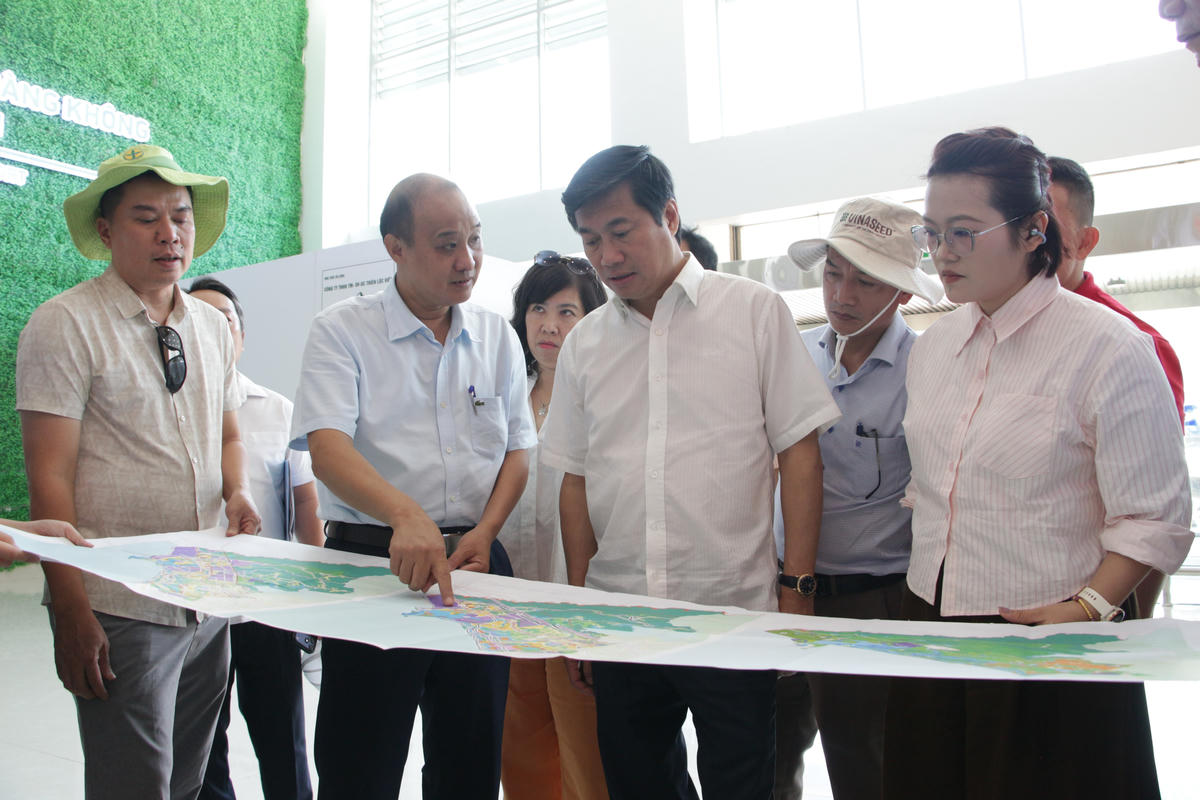 Thứ trưởng Bộ Xây dựng Nguyễn Tường Văn (ở giữa, bên phải) về định hướng phát triển Sân bay Chu Lai. Ảnh: CĐ.