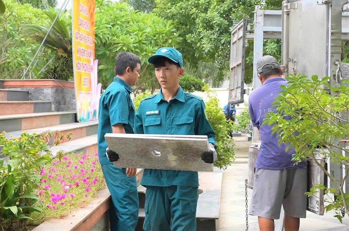 Lực lượng đoàn viên, thanh niên, dân quân giúp khai quật hài cốt liệt sĩ. Ảnh: MT.