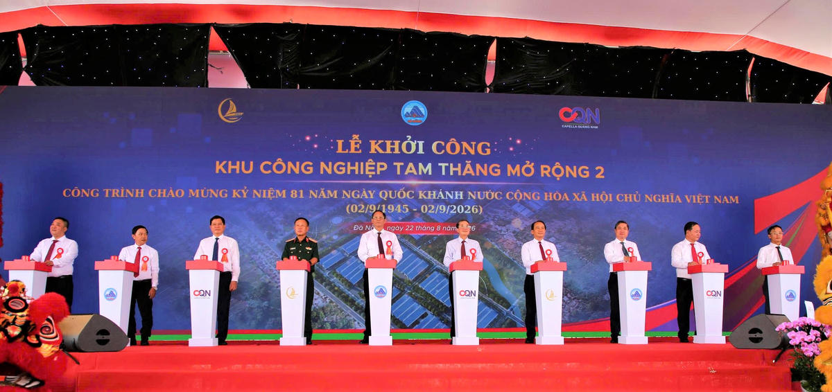 Các đại biểu thực hiện nghi thức lễ khởi công Khu công nghiệp Tam Thăng mở rộng 2. Ảnh: NT. 