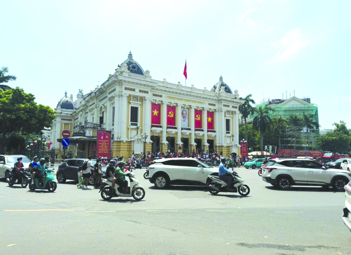 Quảng trường Cách mạng Tháng Tám hôm nay. Ảnh: Hoàng Thu Phố.