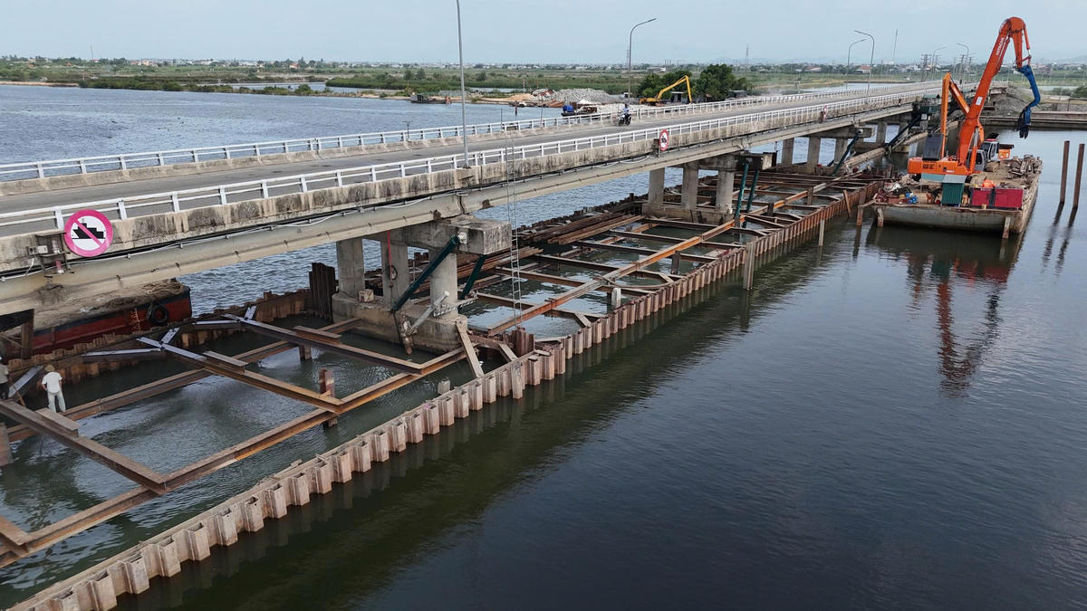 Sau một thời gian dài đưa vào vận hành và khai thác, một số hạng mục của công trình đã xuống cấp. Trước thực tế đó, dự án sửa chữa cấp bách đập Thảo Long được triển khai, nhằm bảo đảm an toàn công trình và phát huy hiệu quả điều tiết nguồn nước. Ảnh: N.Q.