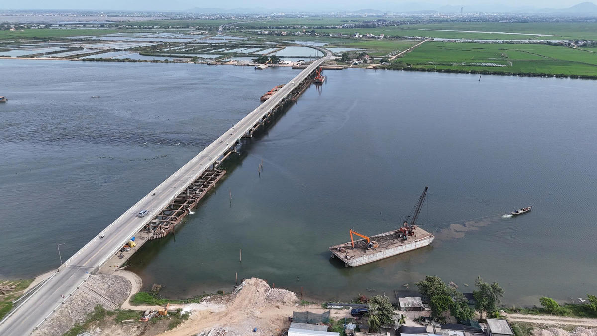 Theo chủ đầu tư, trong năm 2026, mục tiêu là hoàn thành phần thủy công, lắp đặt cửa van... Cùng với đó, tiếp tục thi công gia cố hạ lưu, sửa chữa, hoàn thiện nhà quản lý và hệ thống máy phát điện. Ảnh: N.Q.
