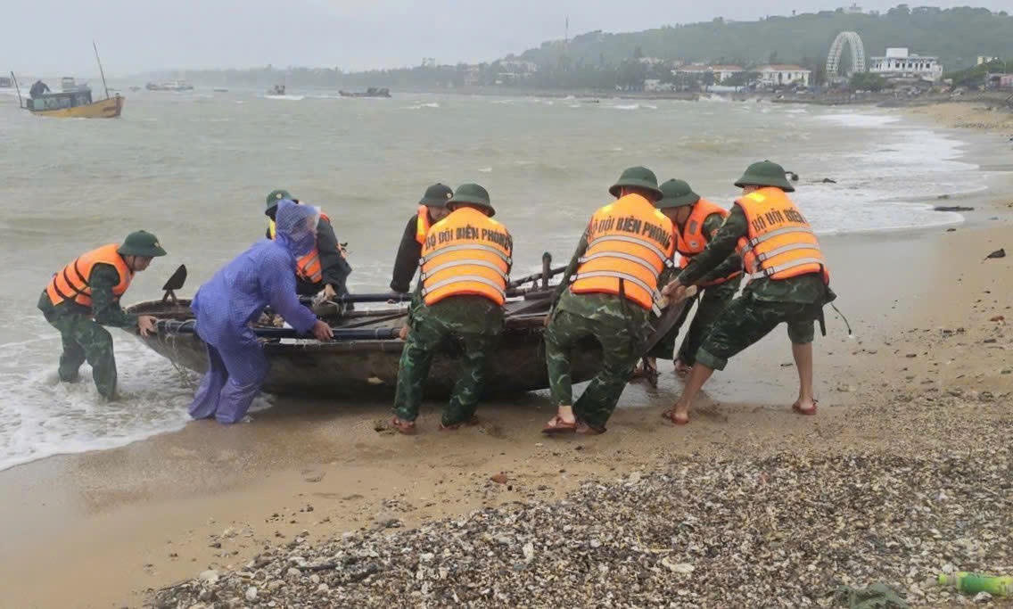 Cán bộ, chiến sĩ Đồn Biên phòng Bạch Long Vĩ, Bộ đội Biên phòng thành phố Hải Phòng hỗ trợ ngư dân di chuyển phương tiện lên bờ tránh trú bão. Ảnh: NK.