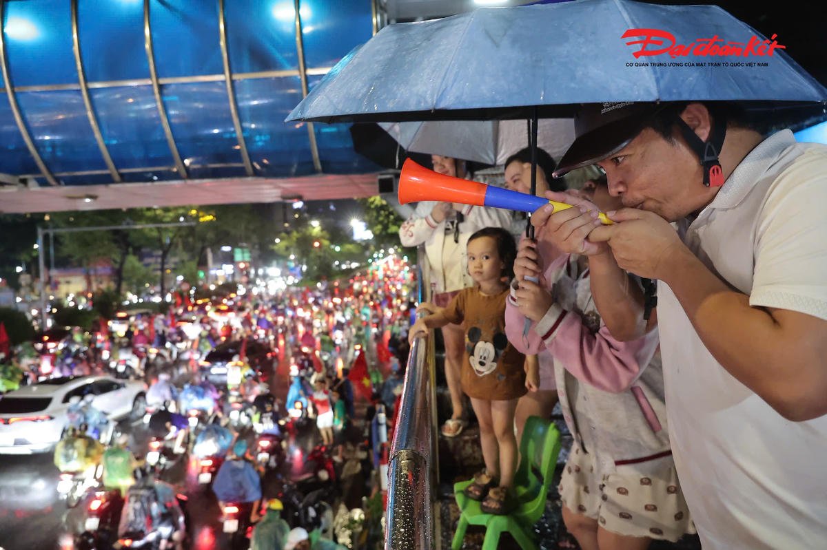 Có mặt trong dòng người xuống phố, anh Nguyễn Minh Tuấn, một cổ động viên tại Hà Nội cho biết, anh và nhóm bạn đã theo dõi trận đấu từ đầu đến cuối. Ngay sau khi đội tuyển Việt Nam giành chiến thắng, cả nhóm quyết định xuống đường ăn mừng dù trời đang mưa lớn.