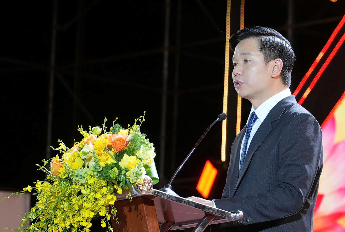 Ông Đoàn Xuân Hiếu, Bí thư Đảng ủy phường Tam Kỳ đọc diễn văn kỷ niệm. Ảnh: CĐ.