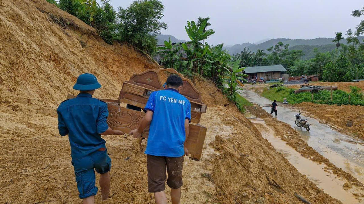 Lực lượng chức năng xã Tân Thành giúp người dân di dời tài sản đến nơi an toàn. Ảnh: UBND xã Tân Thành