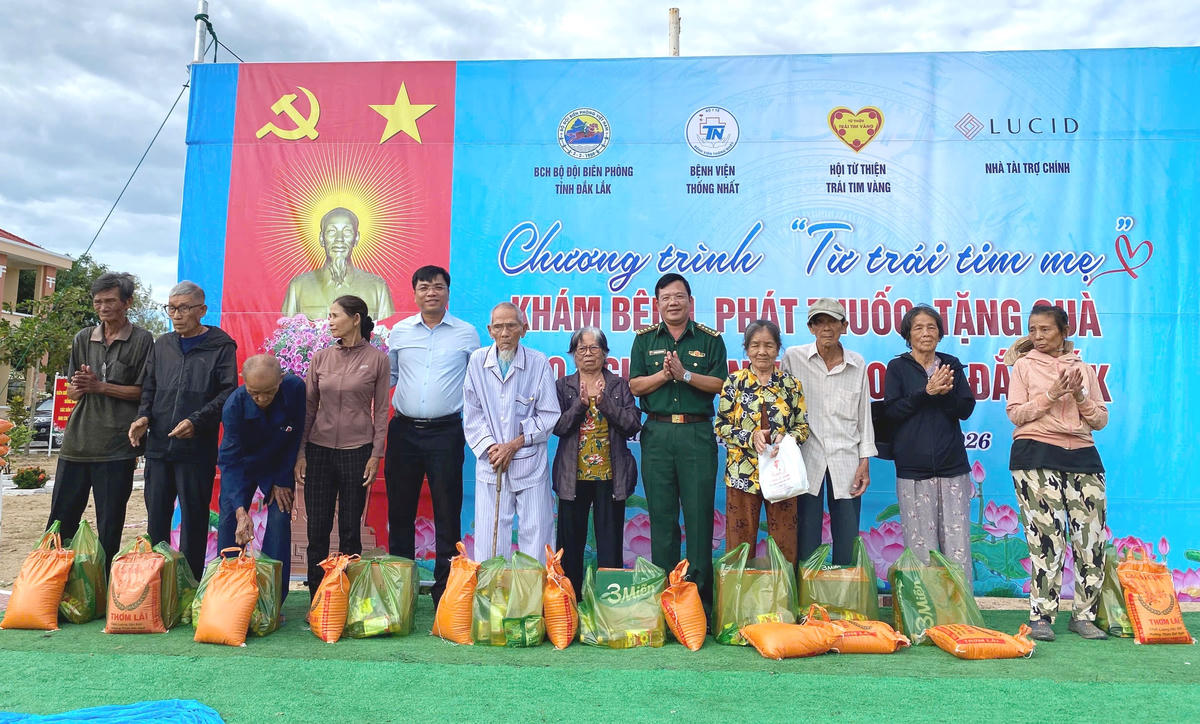 Đại diện các đơn vị trao quà tặng người dân có hoàn cảnh khó khăn. Ảnh: Ngọc Lân