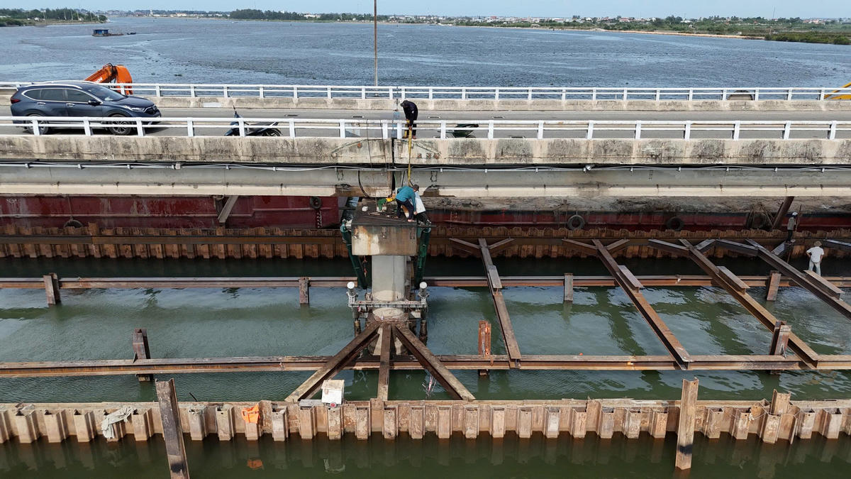 Dự án sửa chữa cấp bách đảm bảo an toàn đập Thảo Long thuộc Dự án Sửa chữa cấp bách đảm bảo an toàn hồ, đập chứa nước có tổng mức đầu tư được phê duyệt 348,845 tỷ đồng, do Ban quản lý dự án Đầu tư xây dựng công trình Nông nghiệp và Phát triển nông thôn TP Huế làm chủ đầu tư. Ảnh: N.Q.