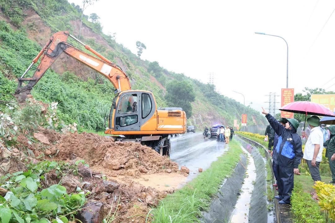 Ông Phạm Xuân Đài - Phó Bí thư Đảng ủy, Chủ tịch UBND Đặc khu Vân Đồn chỉ đạo khắc phục sạt lở đất tại khu vực cầu Vân Đồn 2. Ảnh: Đặc khu Vân Đồn.