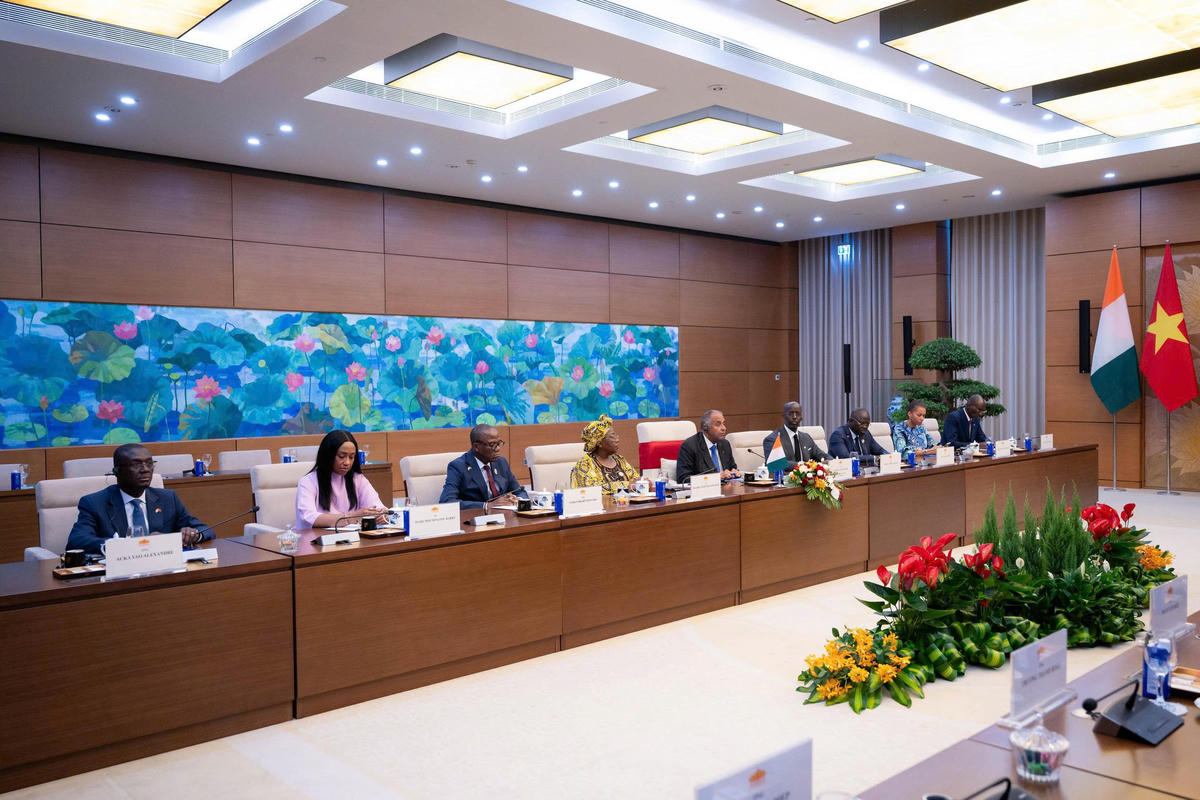 Chủ tịch Quốc hội Bờ Biển Ngà Patrick Achi và các đại biểu trong Đoàn. Ảnh: quochoi.vn