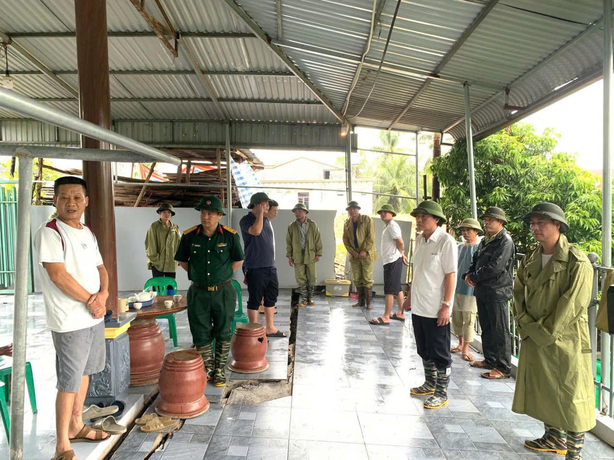 Phú Thọ: Sạt lở nghiêm trọng, nhiều nhà dân bị nứt phải di tản khẩn cấp