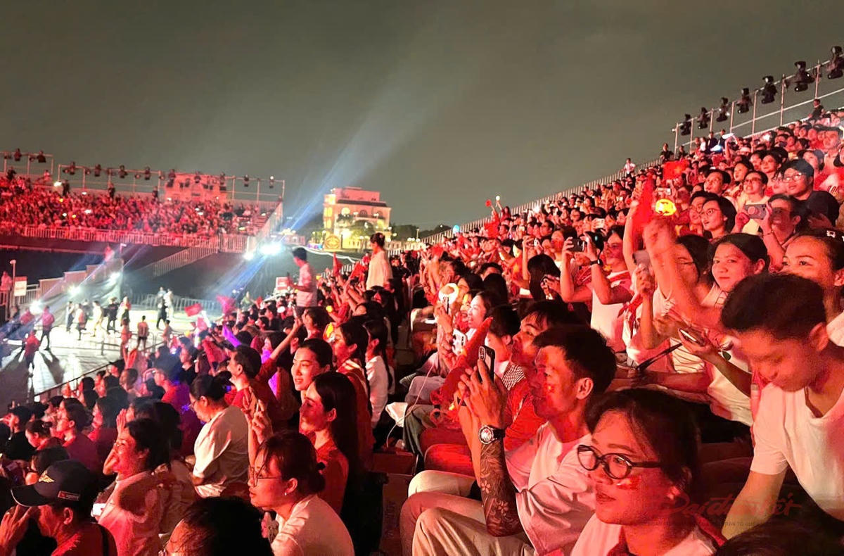 40.000 khán giả đội mưa đến xem trực tiếp chương trình 'Tổ quốc trong tim'
