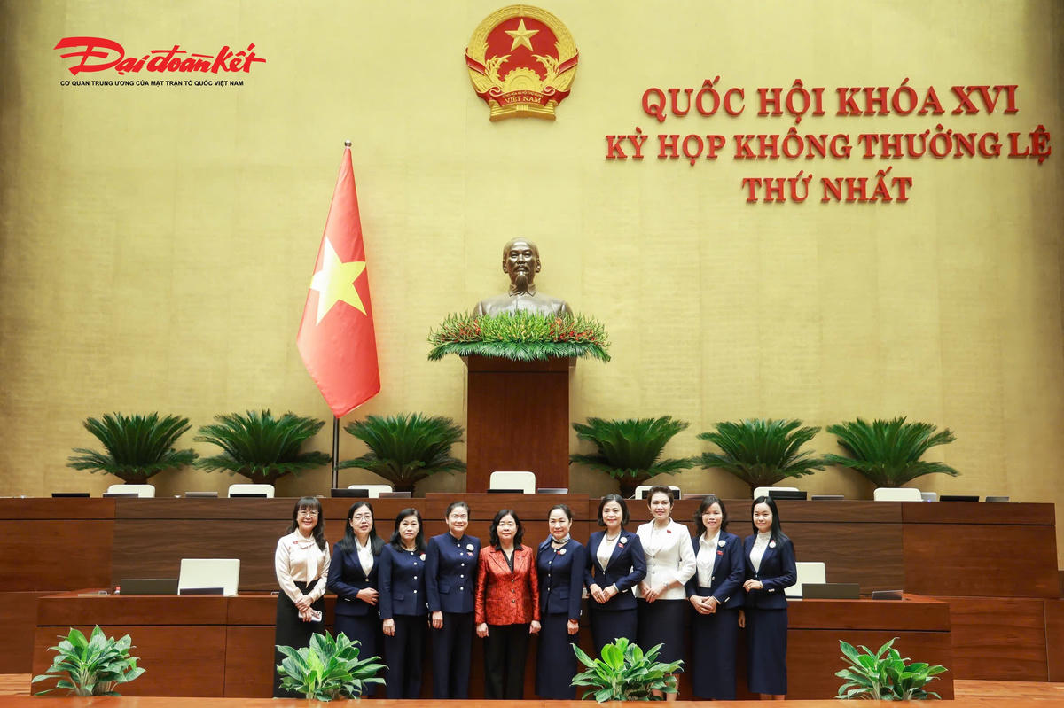 Chủ tịch UBTƯ MTTQ Việt Nam Bùi Thị Minh Hoài và các nữ đại biểu Quốc hội trong giờ giải lao. Ảnh: Quang Vinh.