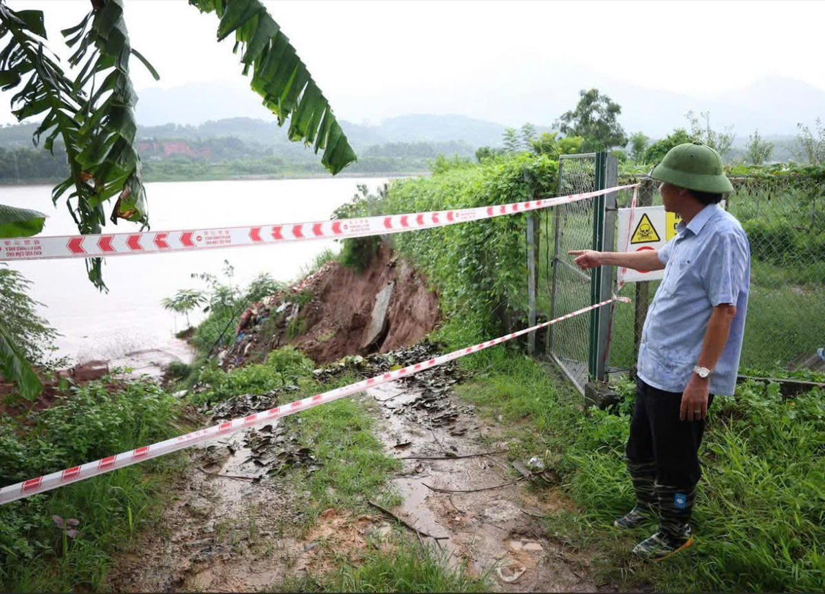 Lực lượng chức năng căng dây, cắm biển cảnh báo nguy hiểm. Ảnh: Văn Đức.