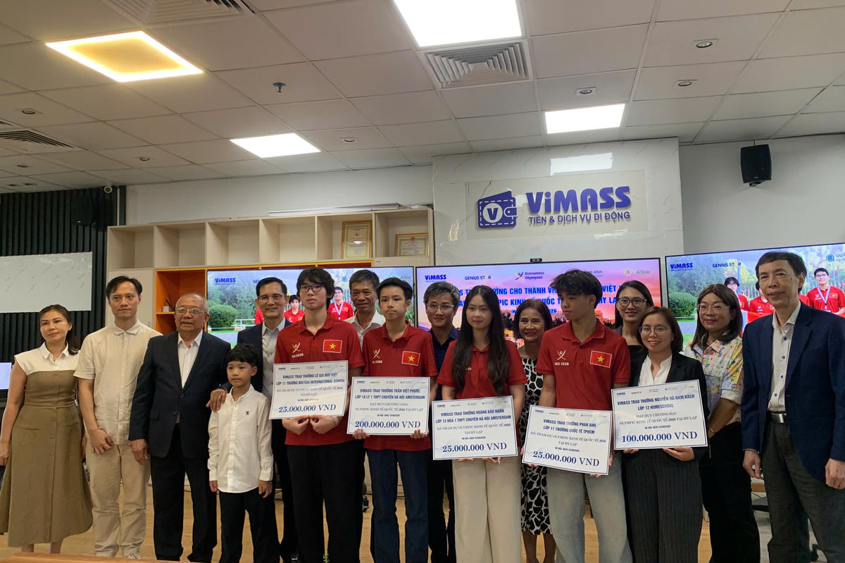 5 học sinh nhận tổng giá trị giải thưởng 475 triệu đồng. Ảnh: Thu Hương.