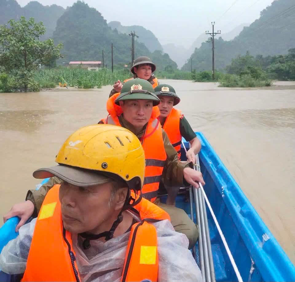 Trước diễn biến phức tạp của thời tiết, nhằm chủ động phòng ngừa, ứng phó, hạn chế thấp nhất thiệt hại do mưa lũ gây ra, Đồn Biên phòng Đức Long phối hợp với Ban Chỉ huy Quân sự xã và Công an xã Đức Long huy động gần 70 cán bộ, chiến sĩ, lực lượng dân quân tự vệ, lực lượng an ninh trật tự cơ sở cùng phương tiện khẩn trương có mặt, tham gia giúp đỡ người dân.
