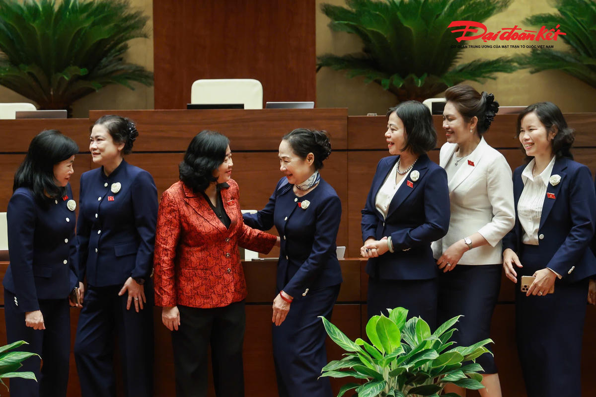 Chủ tịch UBTƯ MTTQ Việt Nam Bùi Thị Minh Hoài trao đổi với các nữ đại biểu Quốc hội trong giờ giải lao. Ảnh: Quang Vinh.