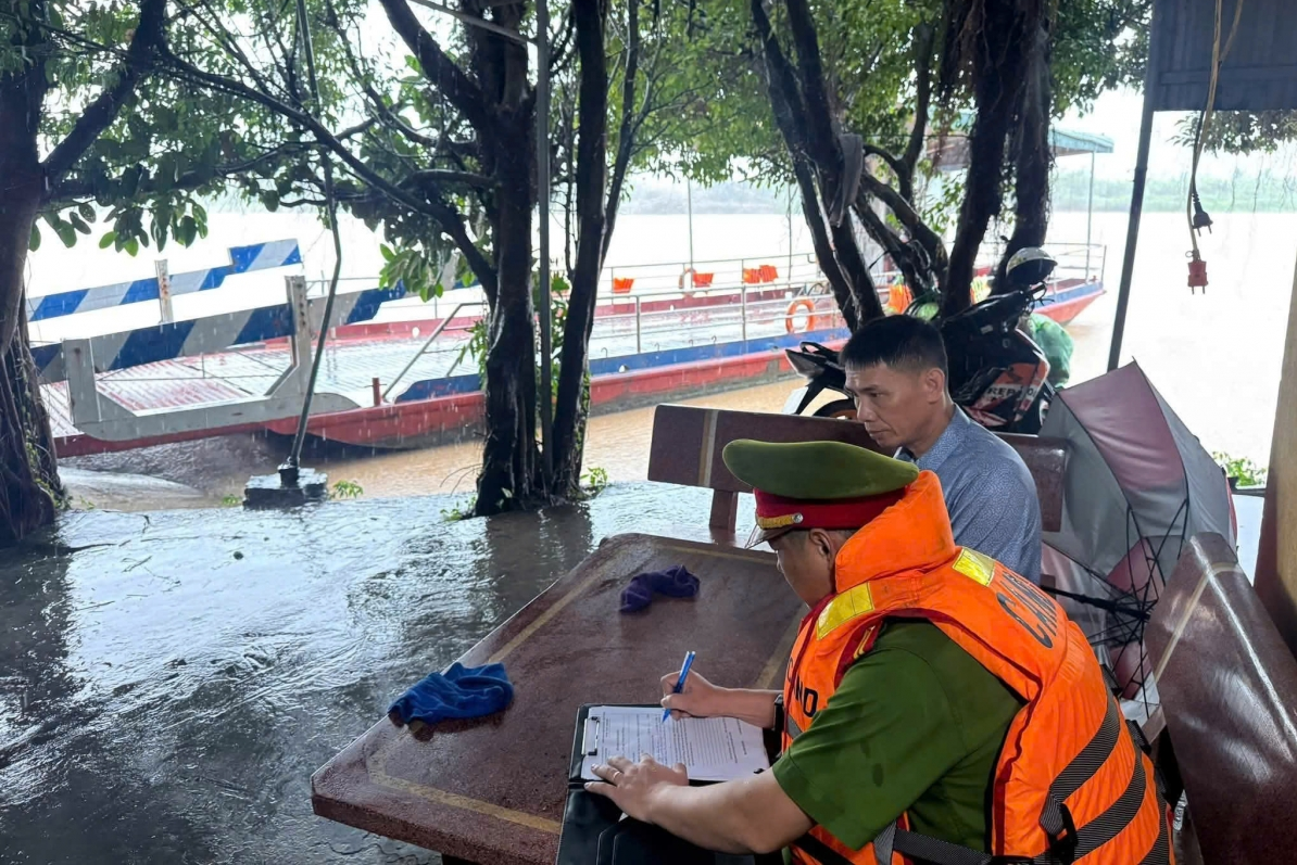 Lực lượng chức năng xã Nam An Phụ thông báo diễn biến của bão và tuyên truyền người dân ở gần sông di dời khi có tình huống xảy ra. Ảnh: PT. 