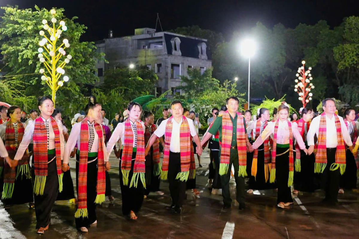 Nghệ nhân, diễn viên cùng các đại biểu và nhân dân hòa mình vào những vòng Xòe đoàn kết. Ảnh: Thùy Hương – Khánh Linh.
